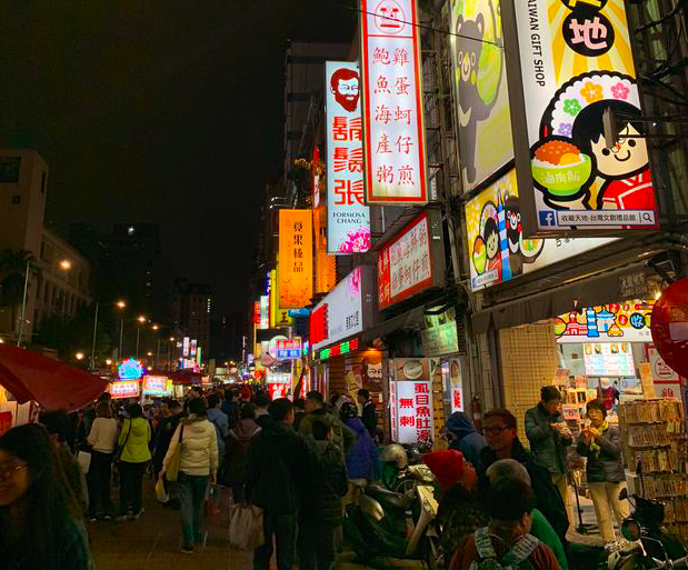 颖儿难得逛夜市吃路边摊也开心与郭碧婷夹娃娃不停玩自拍