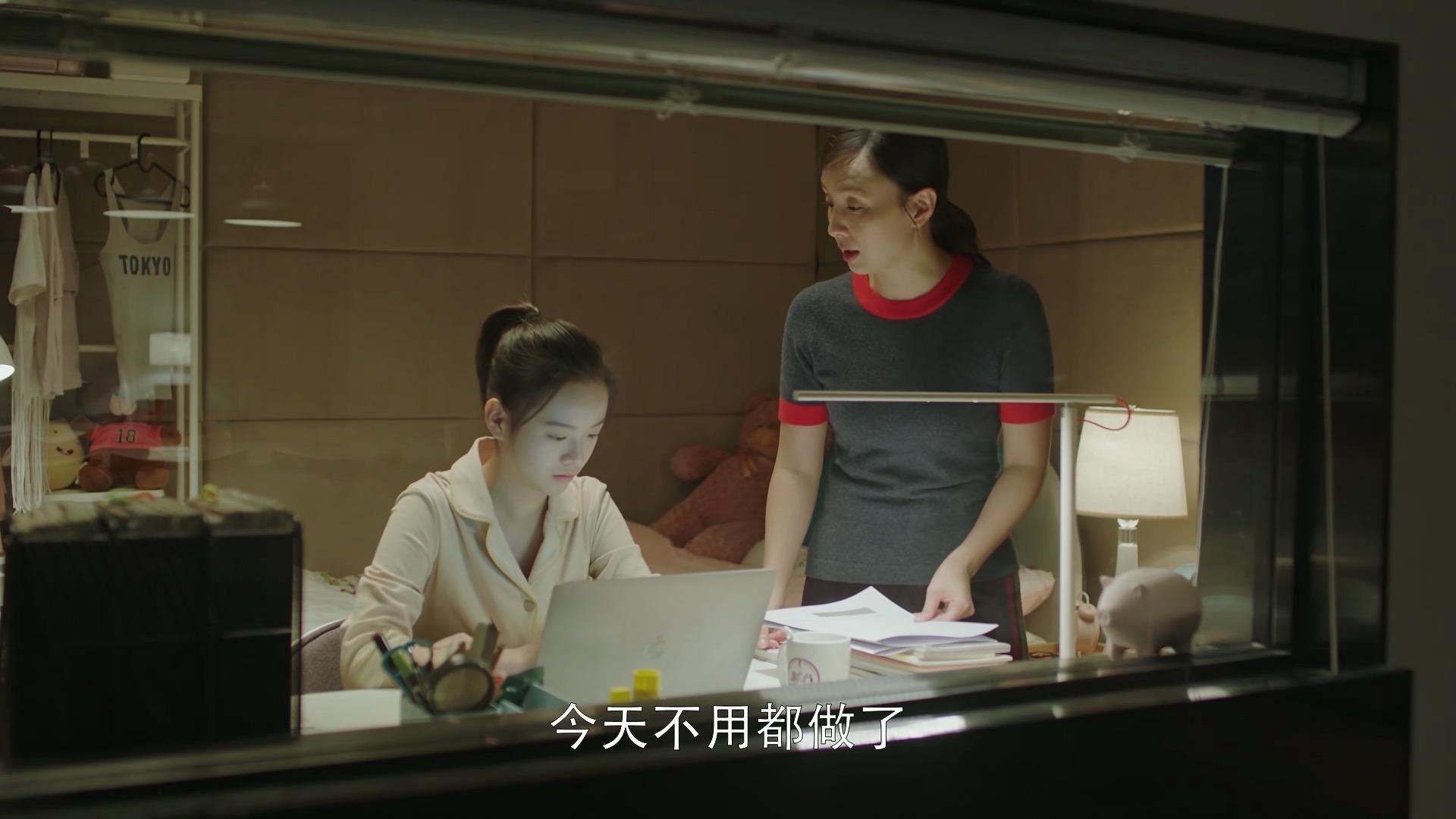 "乔英子喜欢的玩具,统统被宋倩收起,要求高考后再玩,哪怕是爸爸送的