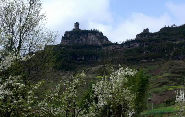 人头寨又叫人头山,系凤凰山的主峰,是万州高山之一,也是白土镇标志性