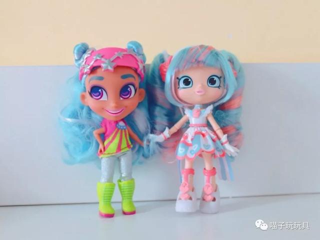 配色~以下是两种娃娃的对比评测~购物精灵:海外风靡玩具购物精灵