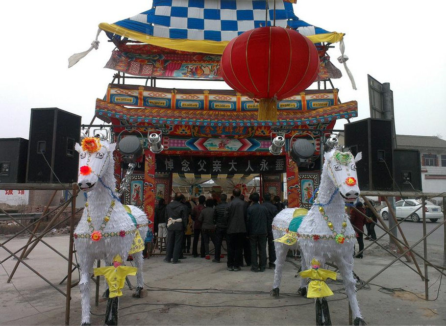 纸马守灵女家属守灵祭祀水果,花馍,点心的各种物品非