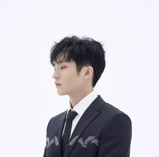 自己怎么剪发男士 a4b787f29925460c9d3794540e181e13.jpeg
