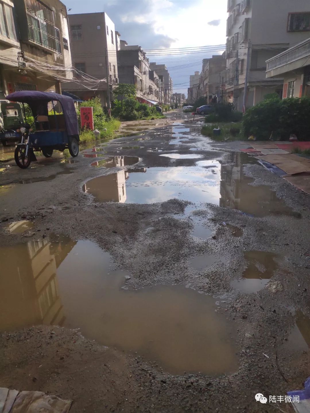 陆丰鲤鱼潭村乌围东鲤二路这条路坎坷不平,居民寸步难