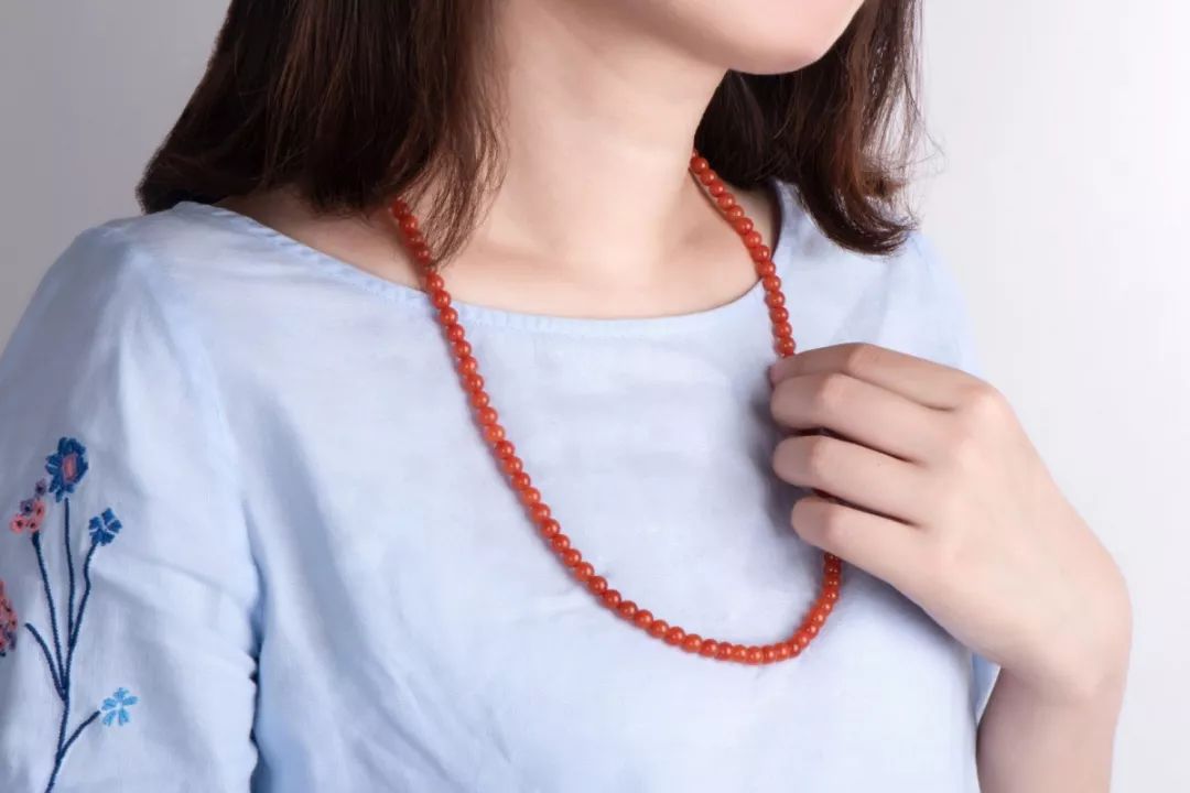戴在脖子上也别有一番韵味