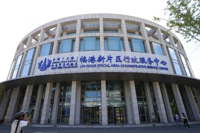 露出了白底蓝字的 "中国(上海)自由贸易试验区 "新"的,不仅是招牌
