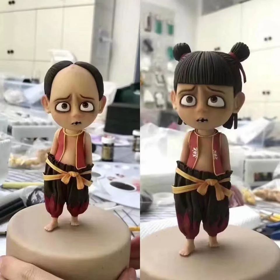侄子做作业,老妈在一旁辅导. 侄子: