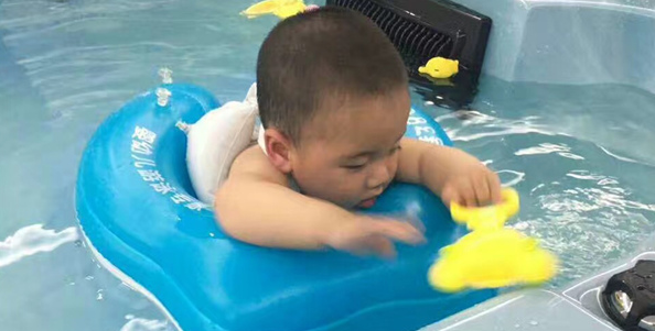 秋季带宝宝游泳有这么多的好处，但需要家长的支持！ 坚持婴儿游泳的好处 婴儿游泳有哪些好处 为什么要坚持婴儿游泳