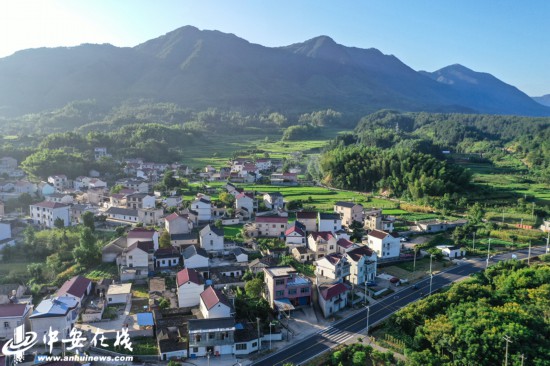 旌德县庙首镇东山村有一千多人,很多年轻人外出打工,村里很多都是留守