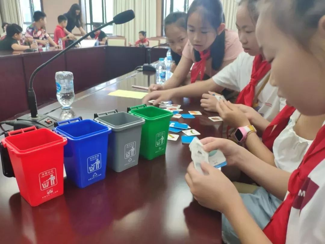 此次活动让垃圾分类知识更有效地普及到每个家庭.