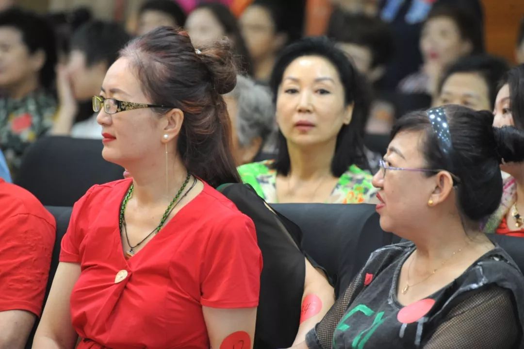 老年日报举办大型相亲会,大爷大妈大胆求爱,瞬间成了六对,幸福来了!