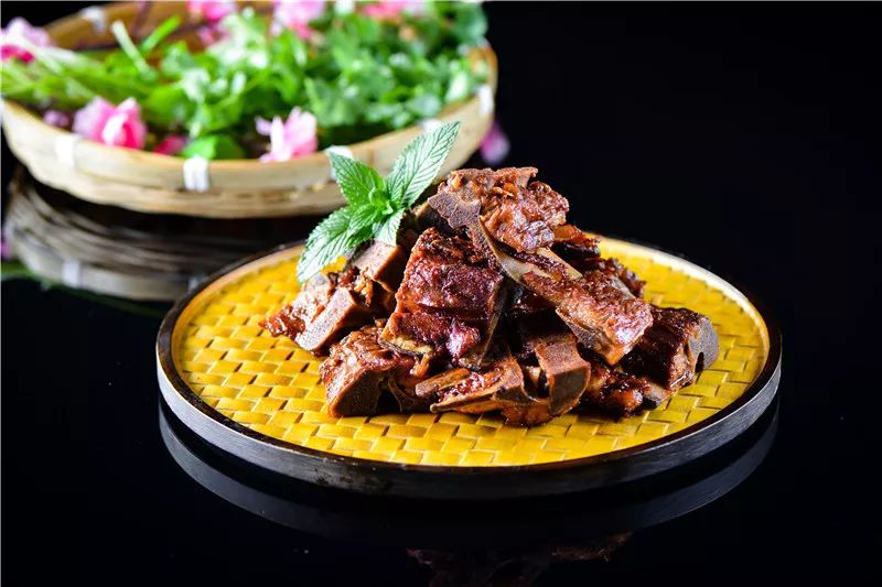 现点现切系列,肉丝全部采用当地土猪前腿瘦肉,口感更加醇香,搭配辣椒