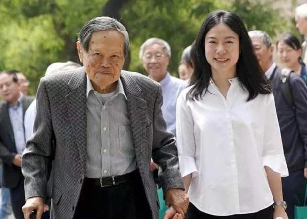 杨振宁携妻子亮相清华翁帆略显憔悴夫妻恩爱十五载