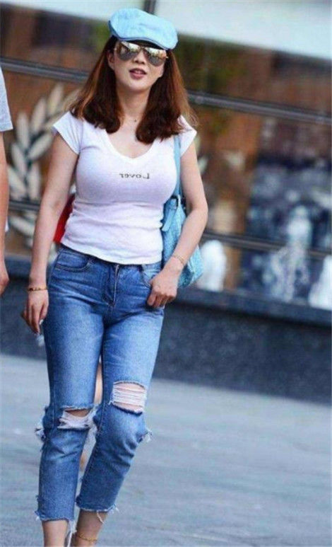 街拍:窈窕丰盈的游艇,一件紧身衣搭配修身裤,尽显迷人好身材美女_美女大海图片