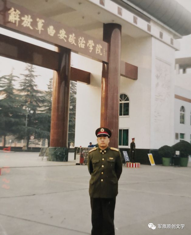 1980年11月入伍,毕业于南京炮兵学院,历任战士,学员,排长,参谋,副连长