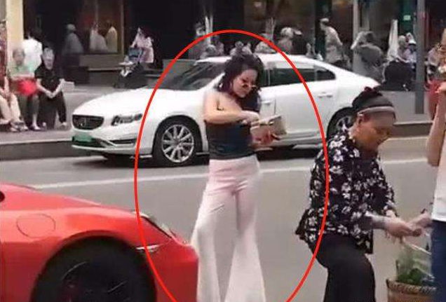 被网友亲切封为"草帽姐"的重庆保时捷女司机一定不会想到,自己不冷静