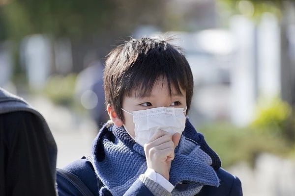                     原创            孩子总是莫名咳嗽不止？别总想着吃药，不妨试试这些小技巧