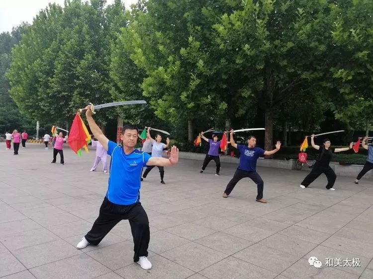 激情夏日中镇太极人再掀学习杨式52式太极刀高潮