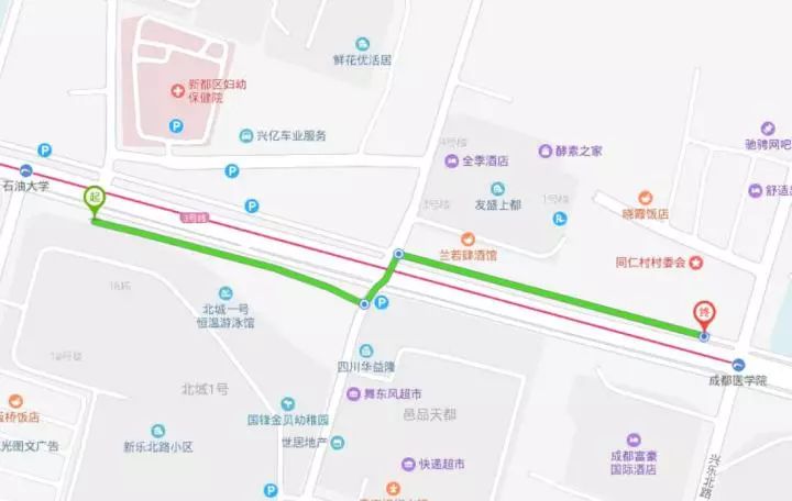 途经1个过街十字路口,到达地铁成都医学院站d站口,再乘坐605路公交车