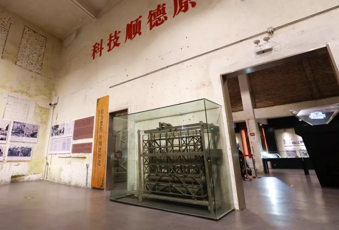 呈现了甘竹滩洪潮发电站建设的全过程,包括文字图片展览,历史实物展示