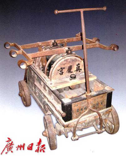 广州清代的消防车你见过吗原来世界上最早的消防车是用两匹马来拉动的