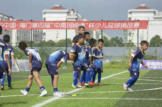 海门足球小镇人口_海门骞里小镇图片(2)