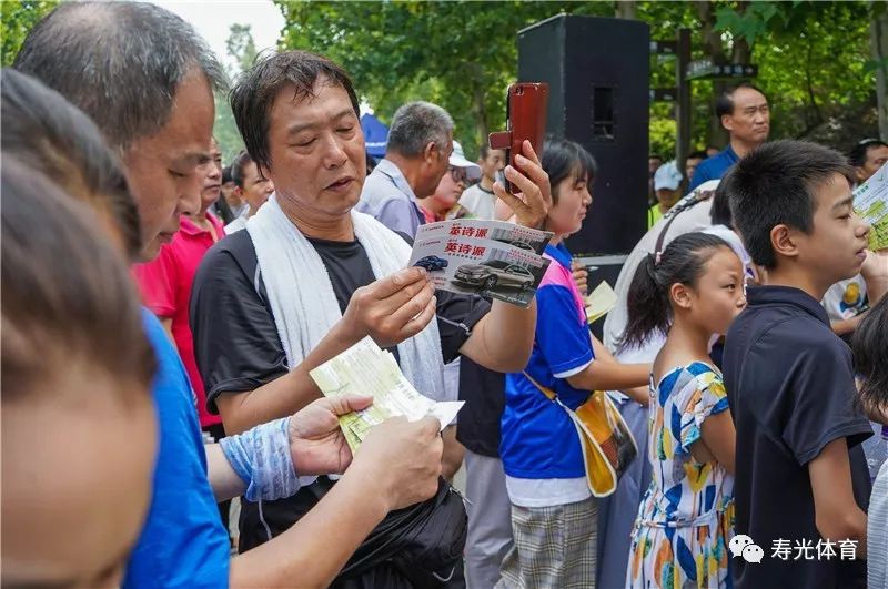 摄影(贾冠礼 摄影)活动现场,参与者们或走或跑,或三五成群,或