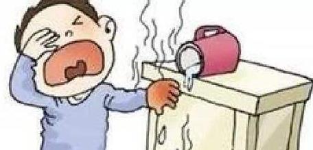                    当开水烫伤孩子后，要先冲水还是先脱衣服？若做错了，后果更严重