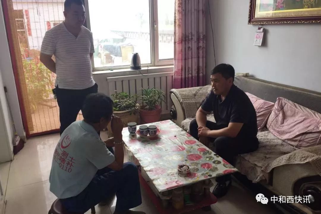 8月8日,达拉特旗扶贫办主任郝建军走访中和西镇建档立卡贫困户,镇扶贫