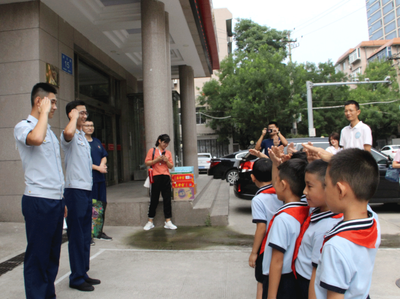 8月9日上午,济南市历下区历山双语学校一(2)中队的队员在辅导员韩笑