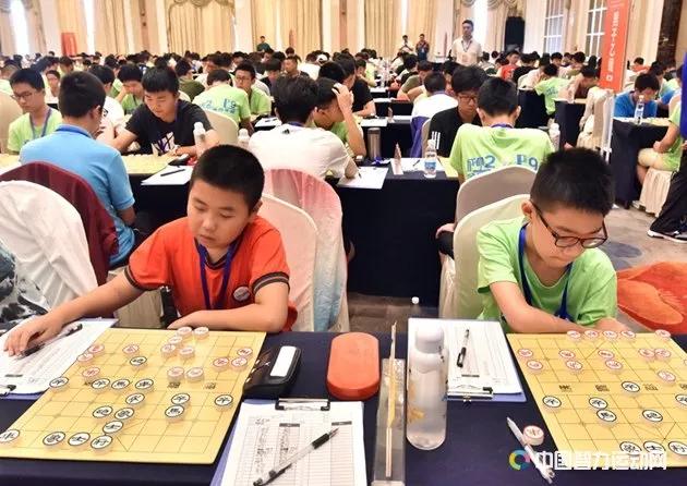 台上海棋院队顾博文,第二台河南弈强象棋学校谢嘉铭均执先与对手战和