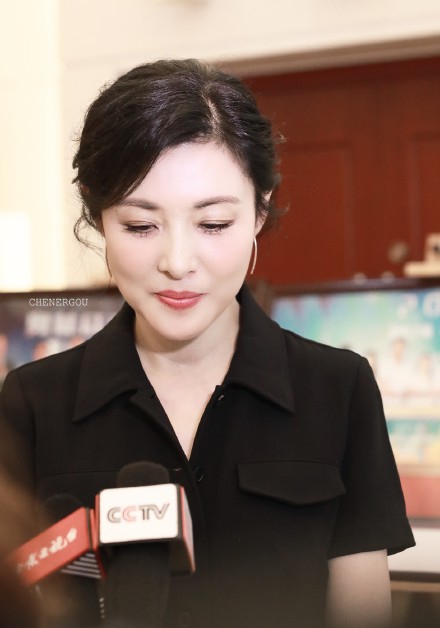 周涛近照曝光被大赞状态好看到采访她的话筒网友不淡定了