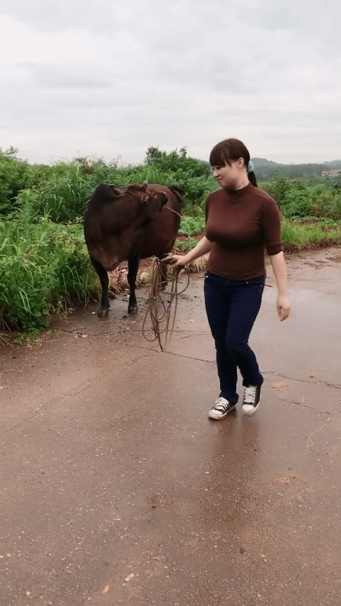 时尚摄影:乡下放牛的辣妈穿上紧身裤,看起来很有女人味