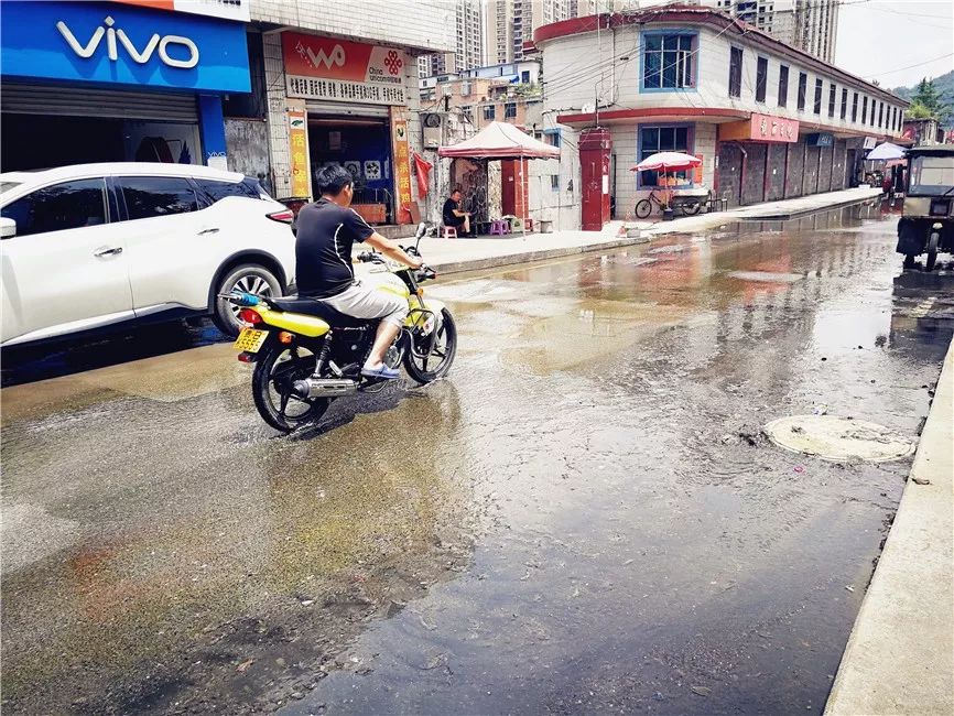 市民声音新生南路下水道堵塞臭水外溢已变水路