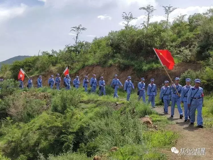 《送别》生动形象地还原了当时新庄村民送别儿子参加红军时的不舍与