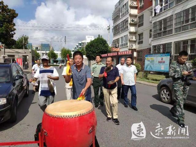 宿城区退役军人事务局及区人武部的同志,敲锣打鼓,把现役军人范鹏辉