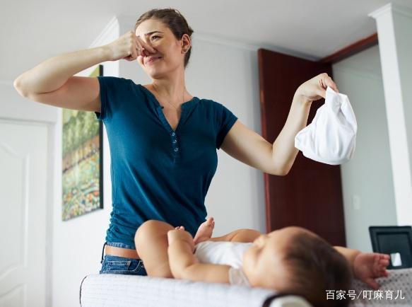                     宝宝换尿不湿时，这2个行为可能伤害宝宝的脊椎，很多家长仍在做