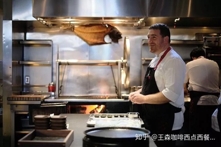 这家米其林餐厅前身居然是家 地下食堂 主厨还是律师转行的 大卫 巴泽雷