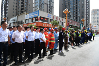 下午3点整,现场总指挥副县长卢恒向总指挥县长海建才报告参加应急救援