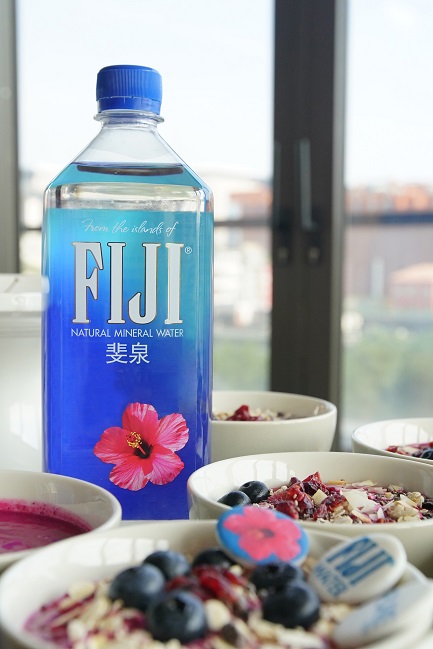 fiji water携手yoga诠释一场寻找生命之泉的"纯粹之旅