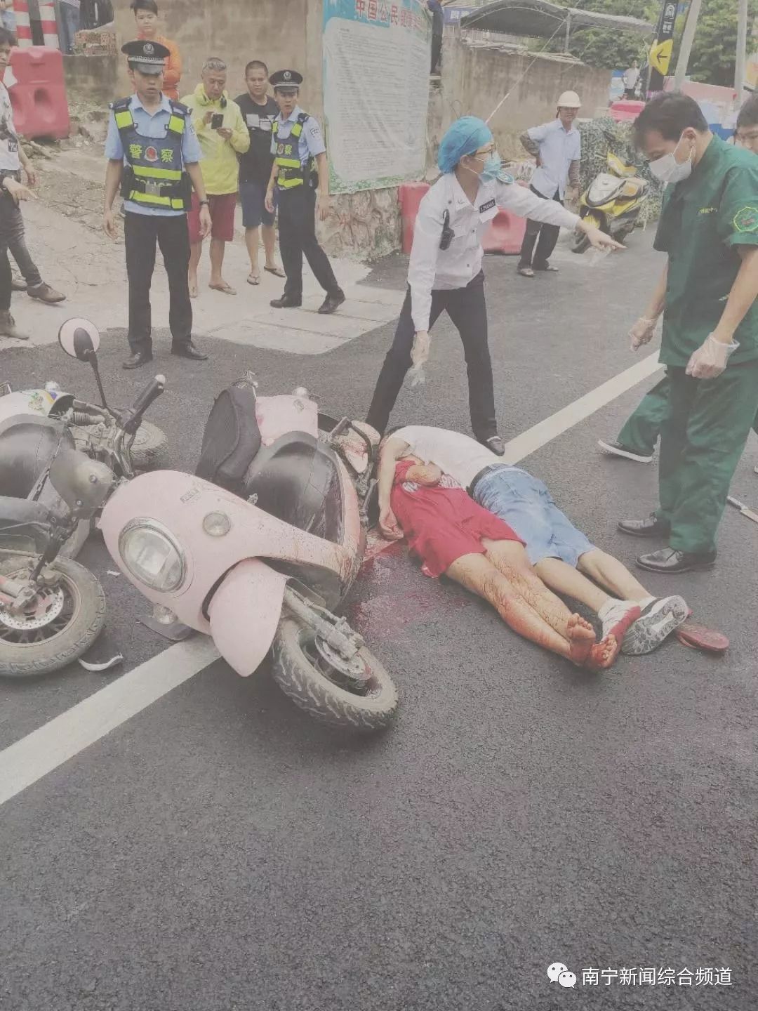 冲向前面的一辆粉色电动车 将车上的一名红裙女子和孩子撞倒在地 随后