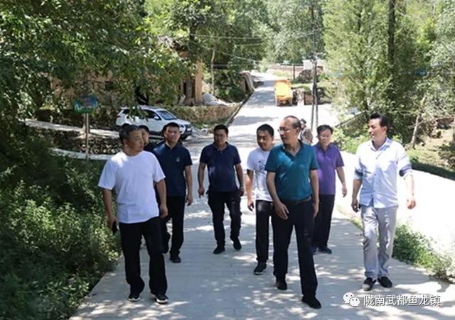 贾周云深入鱼龙镇调研指导脱贫攻坚工作