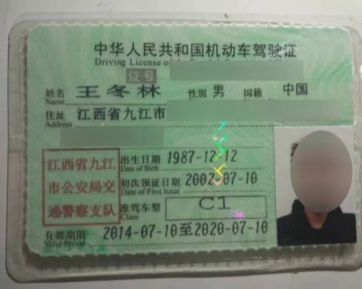 警察发现一名身穿白色T恤的驾驶员属于酒后驾驶,随即要求其出示证件