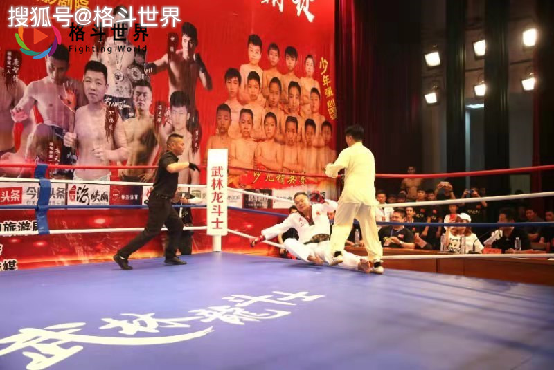 格斗大赛"武林龙斗士拳王争霸赛"中点气功师伍东亮对战跆拳道高手刘琦