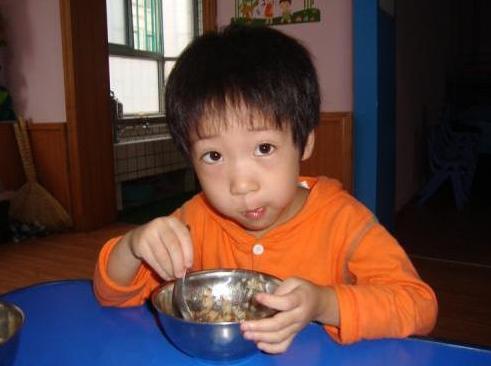                     6岁女娃2年不长个，只因妈妈经常给孩子吃3种饭，家长要注意了