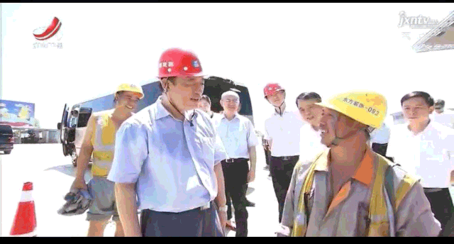 【抢鲜看】致敬高温下的建设者! fg电子游戏官方网站