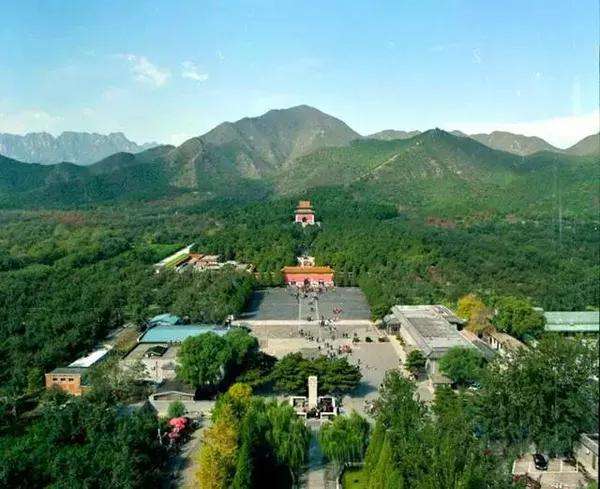 紫禁城的后边属于北阴,而十三陵就建在那,沙河的北边就是阴,沙河的南