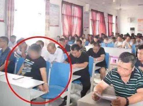 女干部开会“抠脚”,真诚道歉才是“王道”