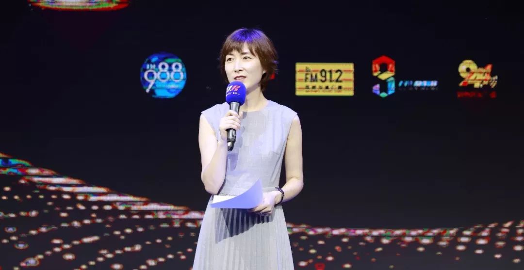 郑州电视台新闻中心副主任,主持人管理部主任姚丽勤对本环节进行点评