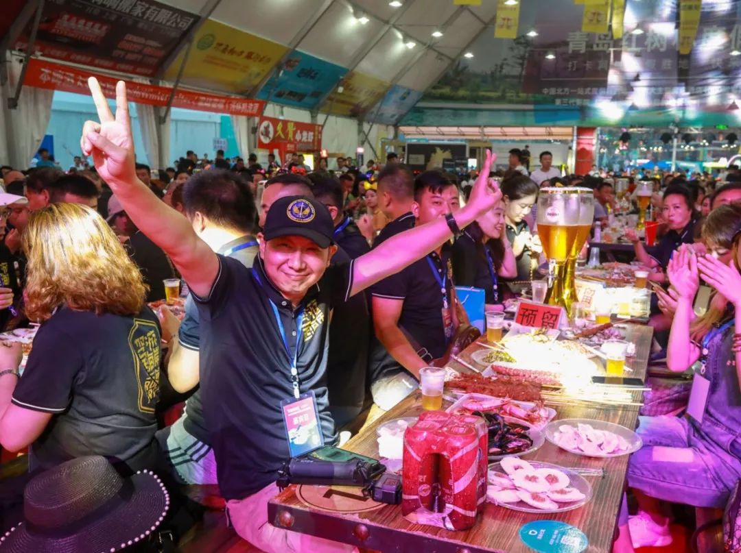 还穿插进行了激情舞蹈,歌曲演唱表演等 现场, 已汇成一片欢乐的海洋.