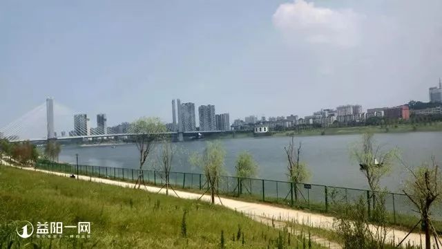 益阳资江风貌带西起资江四桥(在建的青龙洲大桥),东至资江二桥,全长